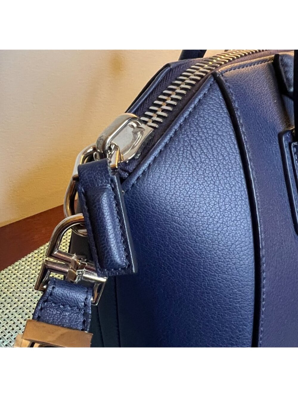 Givenchy Small Antigona Shoulder Bag Navy Goatskin Leather - Picture 5 of 14